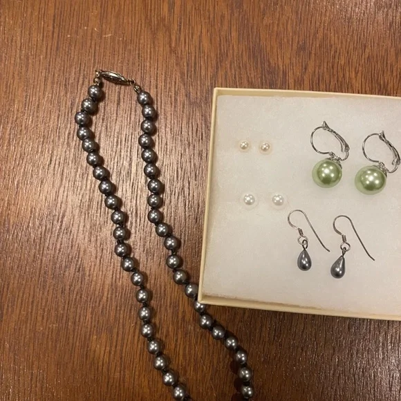 Lot of 6 Costume Faux Pearl Earrings and Necklaces - Picture 3 of 5